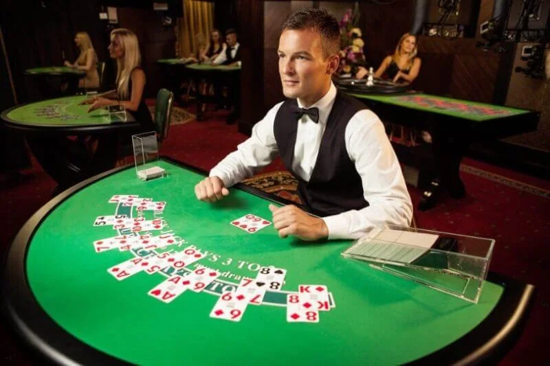 Dealer memandu permainan di meja kasino live